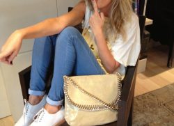 Look passe-partout: jeans, t-shirt, scarpe basse e la mia borsa L’Aura