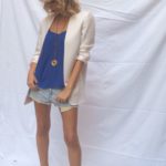 Shorts in jeans, giacca bianca e tacchi alti!