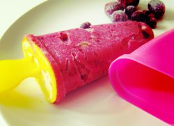 Hot weather? Homemade fruit popsicle!